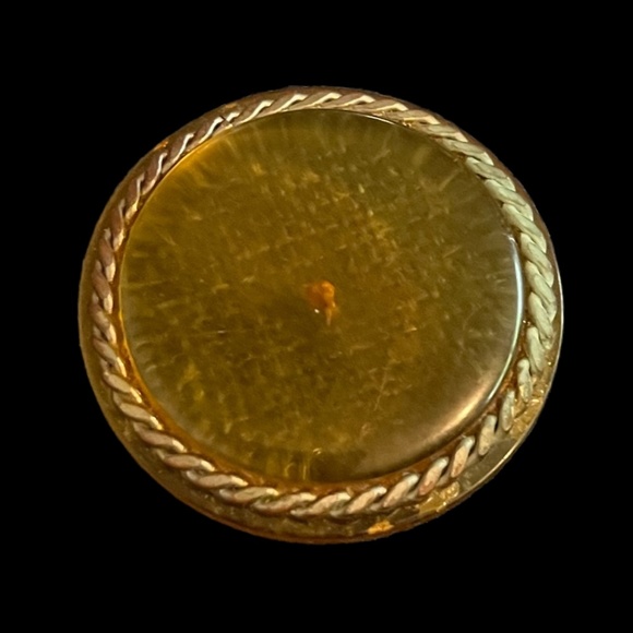 Amber coloured oversized button - Picture 1 of 3